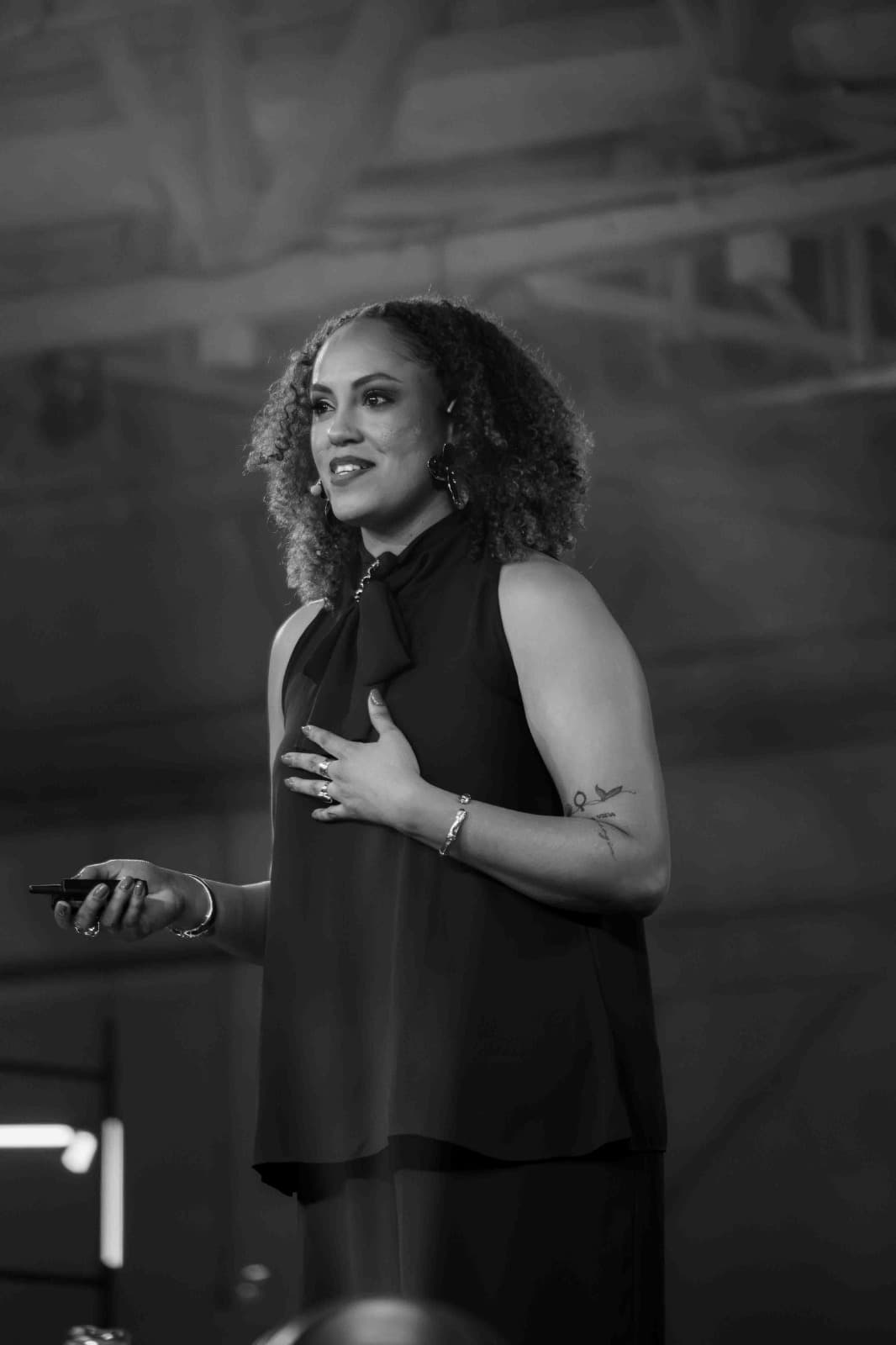 Retrato de Fernanda Garcez em preto e branco durante palestra