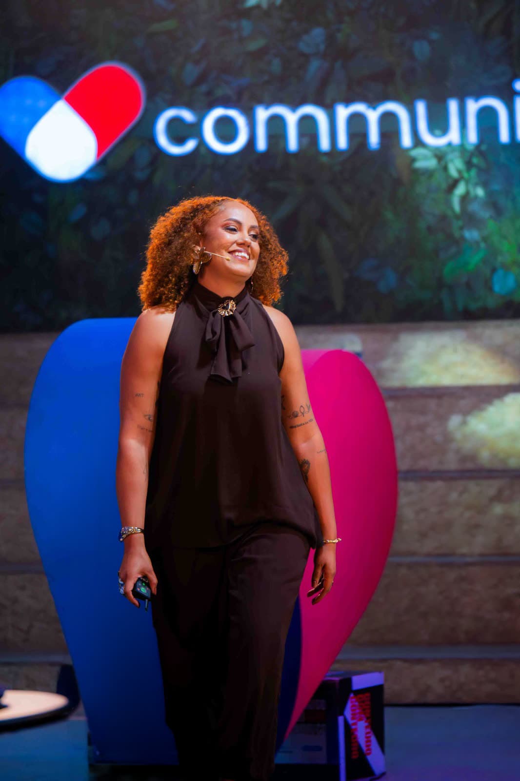 Fernanda Garcez sorrindo no palco durante evento